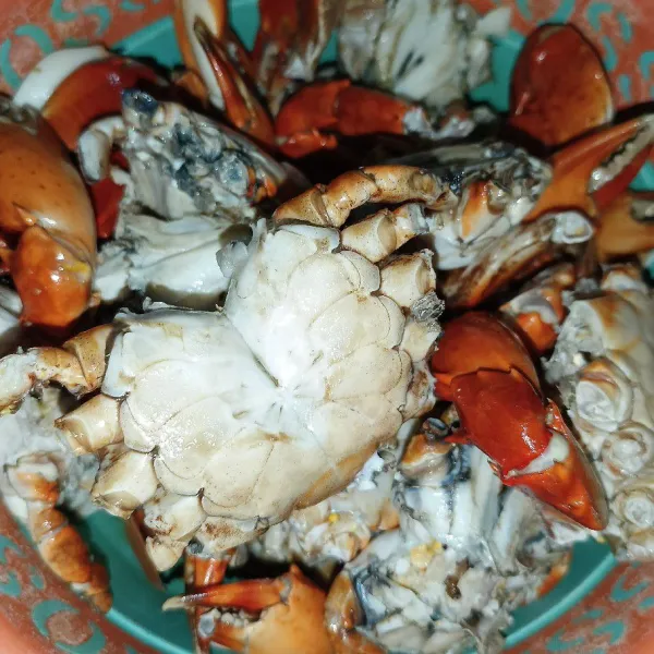 Siangi kepiting dan rebus sampai setengah matang, angkat dan tiriskan.