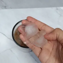 Masukkan es batu. Setelah sudah minuman siap untuk di sajikan dan ditata dengan cantik.