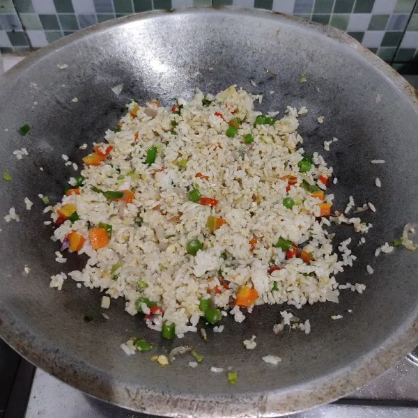 Masak hingga nasi agak kering. Kemudian matikan api nya.
