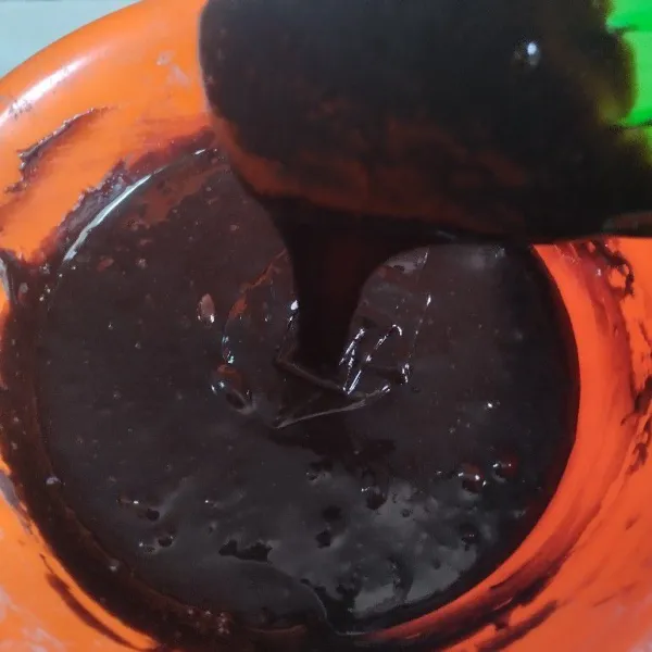 Campurkan coklat leleh dan larutan gula dalam satu wadah.Aduk hingga merata.