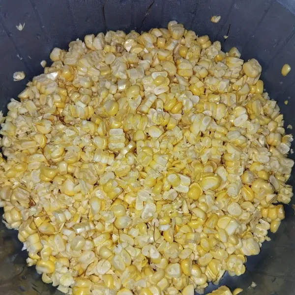 Cuci hingga bersih, lalu sisir jagung.