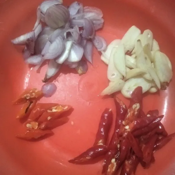 Siapkan bumbu iris