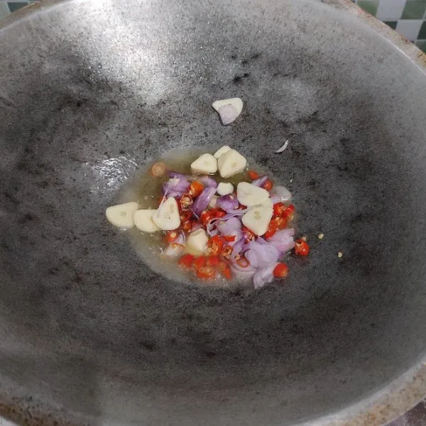 Tumis bawang merah, bawang putih serta cabe rawit hingga wangi.