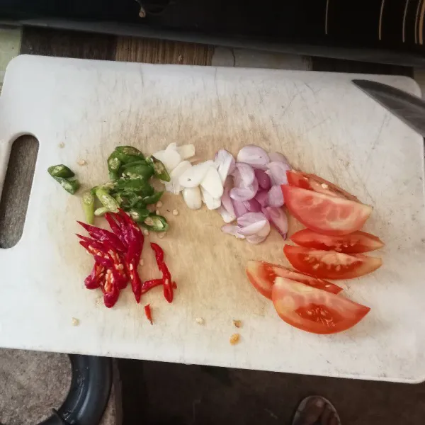 iris bawang merah, bawang putih, cabe, dan tomat.