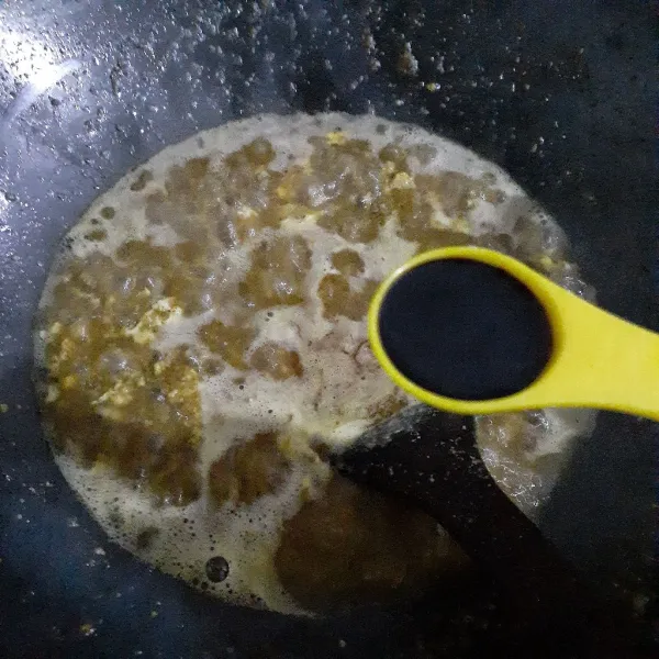 Tambahkan gula pasir, garam halus, penyedap rasa, kecap asin, aduk rata dan masak hingga mendidih.