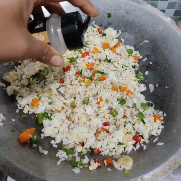 Kemudian bumbui dengan semua bahan seasoning. Aduk rata cicipi rasanya. Banyak nya pemakaian seasoning bisa di sesuaikan dengan selera masing-masing.