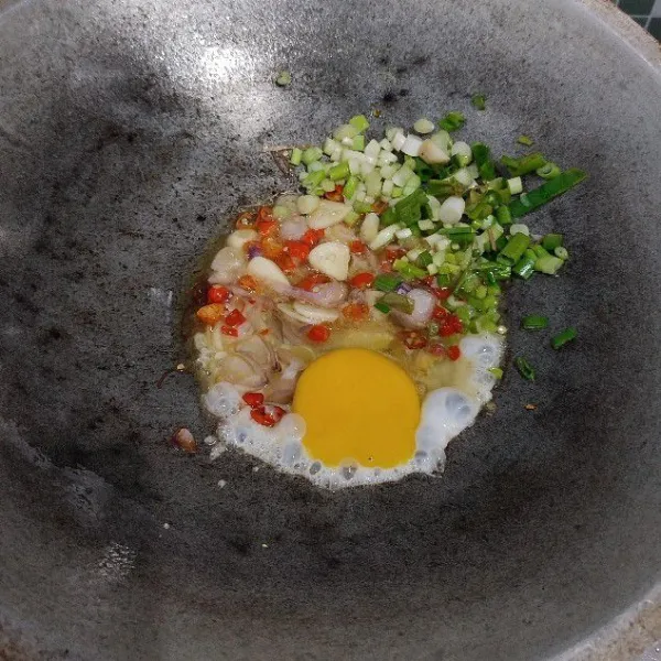 Masukkan telur dan daun bawang, buat orak-arik.