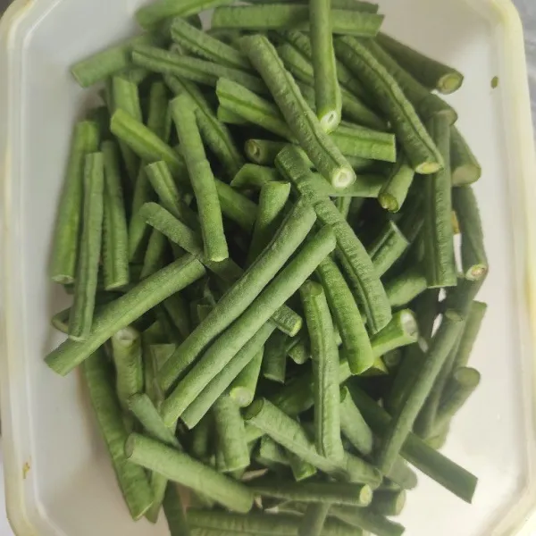 Potong kacang panjang sesuai selera.