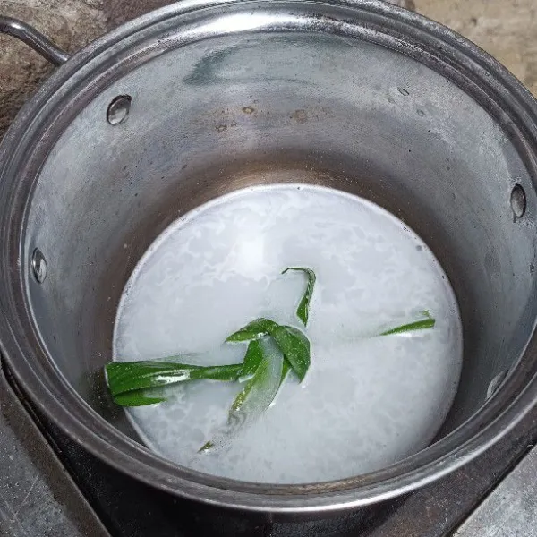 Masak santan, air, daun pandan dan garam.