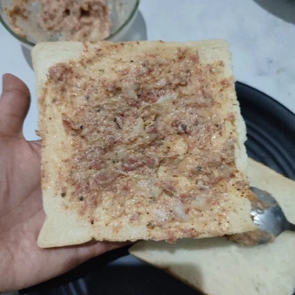 Kemudian oles bahan kornet ke permukaan roti tawar.