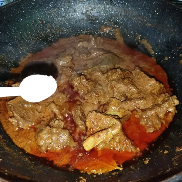 Bumbui dengan garam, lada bubuk, gula pasir, dan kaldu jamur.