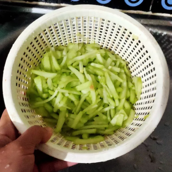 Kupas labu, cuci dengan garam sambil di remas², bilas cuci kembali hingga bersih