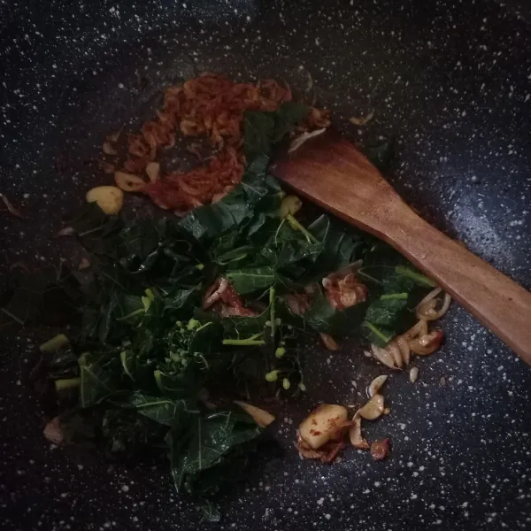 Masukan daun pepaya, garam, gula, dan kaldu jamur. Masak hingga matang. Siap disajikan.