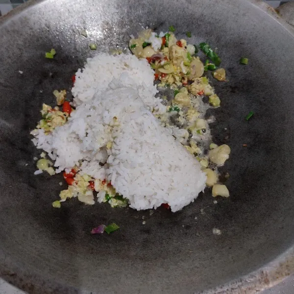 Setelah itu masukkan nasi putih, aduk rata.