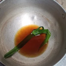 Masak sirup gula aren dengan pandan. Tunggu mengental.