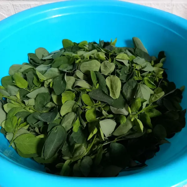 Petiki daun katu dan cuci sampai bersih.