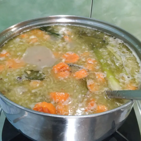 Masukkan kentang dan wortel, masak hingga empuk.