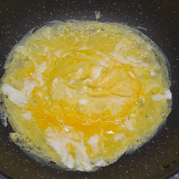 Kocok telur dan secukupnya garam. Bikin telur dadar, masak sampai matang. Kemudian angkat, gulung telur kemudian iris tipis. Sisihkan.
