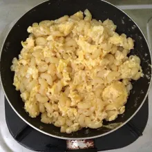 Orak-arik makaroni dan telur hingga matang (matikan api kompor).