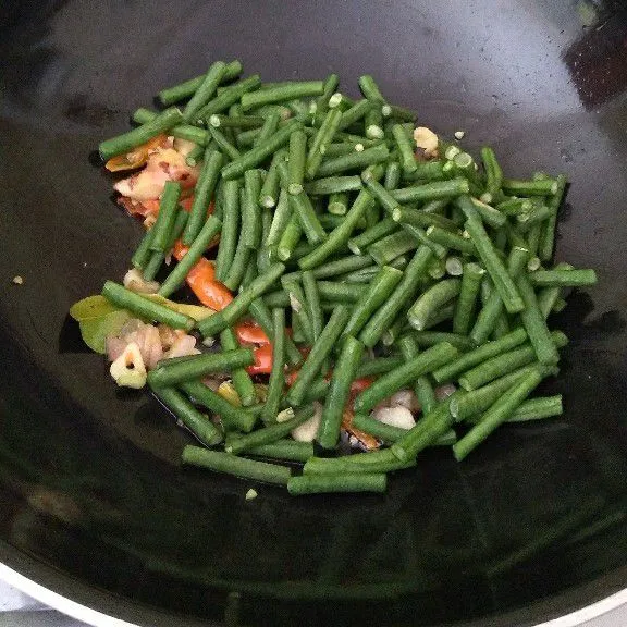 Tambahkan kacang panjang dan air. Masak hingga kacang panjang empuk.