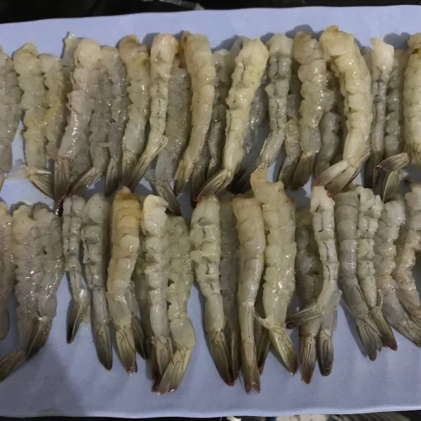 Belah punggung udang beri kaldu jamur, bawang putih bubuk aduk merata
