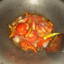 Goreng semua bahan sambal kecuali terasi bakar sampai layu, matikan api.