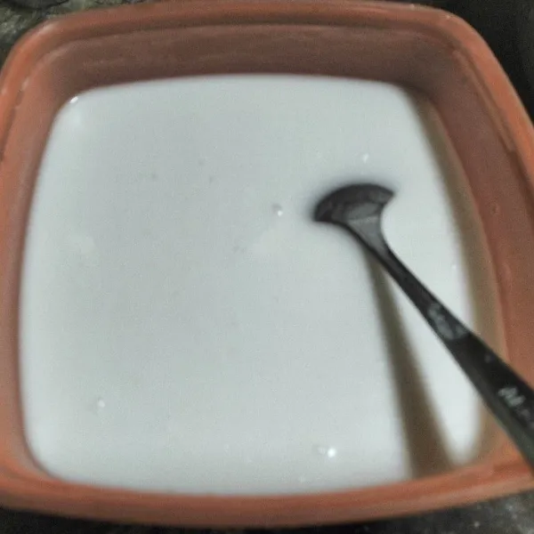 Campurkan tepung beras, garam, santan dan air dalam wadah sebelum dimasak. Aduk hingga tidak ada bagian yang menggumpal