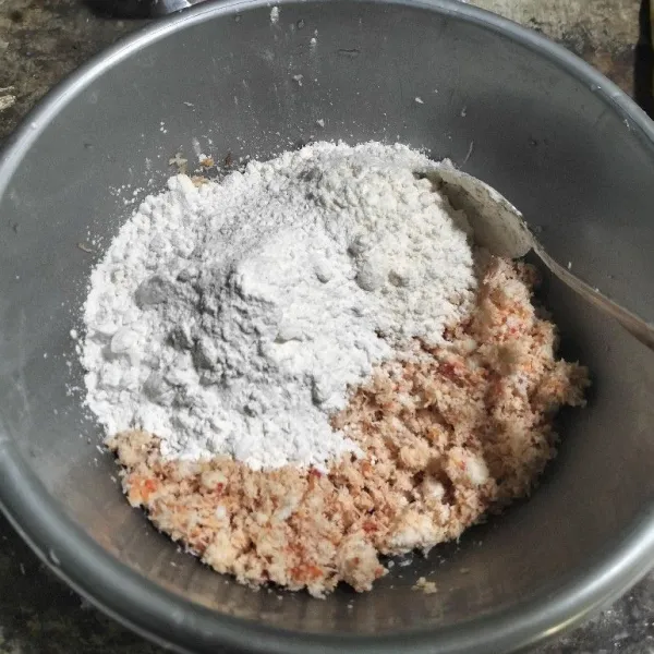 Tambahkan tepung tapioka dan tepung terigu, aduk rata