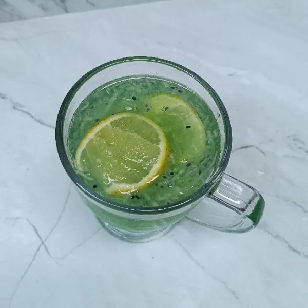 Tambahkan irisan jeruk nipis. Sajikan.