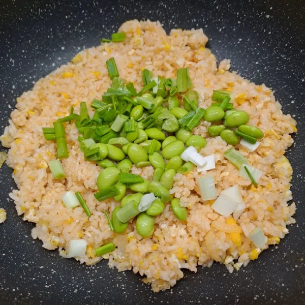 Masukkan edamame dan daun bawang. Aduk sampai rata.