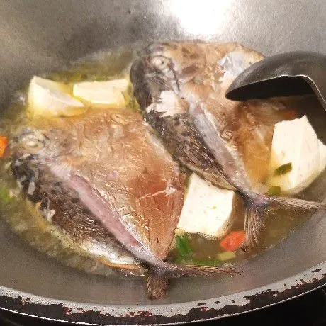 Menyusul Ikan Semar,   tomat dan garam. Aduk.