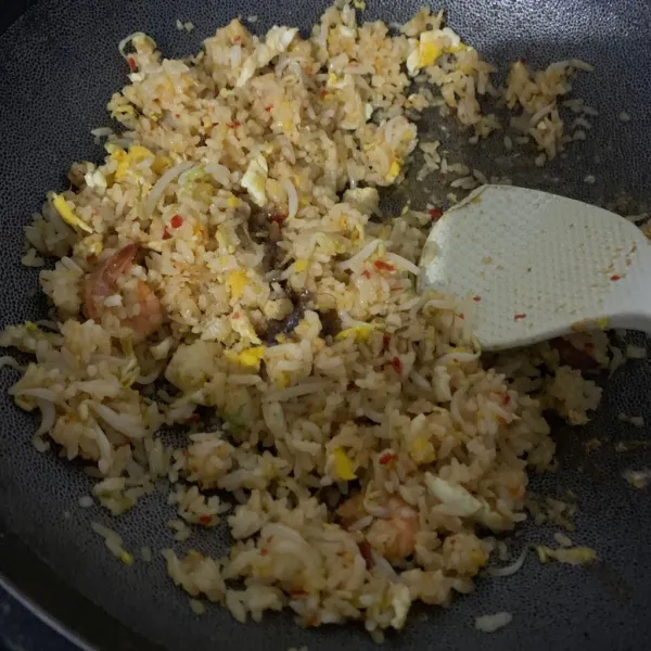 Beri garam, gula, kaldu jamur, saus raja rasa aduk merata
