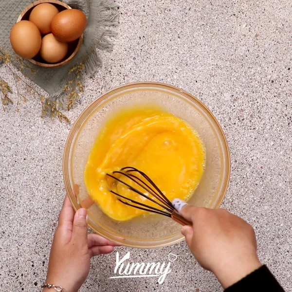 Siapkan mangkuk, pecahkan telur ke dalamnya kemudian tambahkan garam dan gula pasir lalu kocok dan aduk sampai rata. Sisihkan.