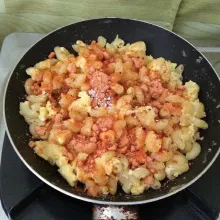 Tambahkan bubuk bumbu balado dan bubuk cabe lalu aduk merata. Maklor balado siap disajikan.