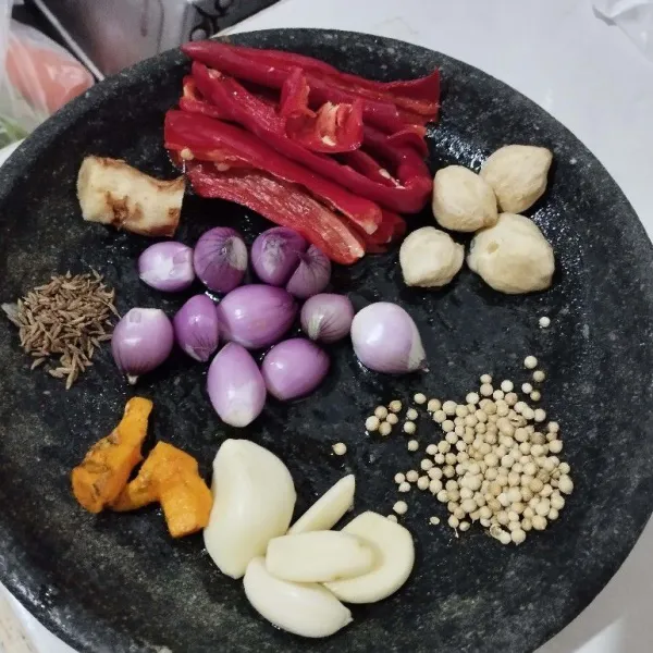 Rebus sebentar bawang merah, bawang putih,kunyit, jinten, dan cabe. Kemudian haluskan.