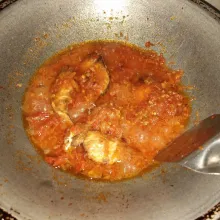 Masukkan ikan asap goreng, masak beberapa saat. Tuang air, masak sampai mengental. Cek rasa, matikan api.