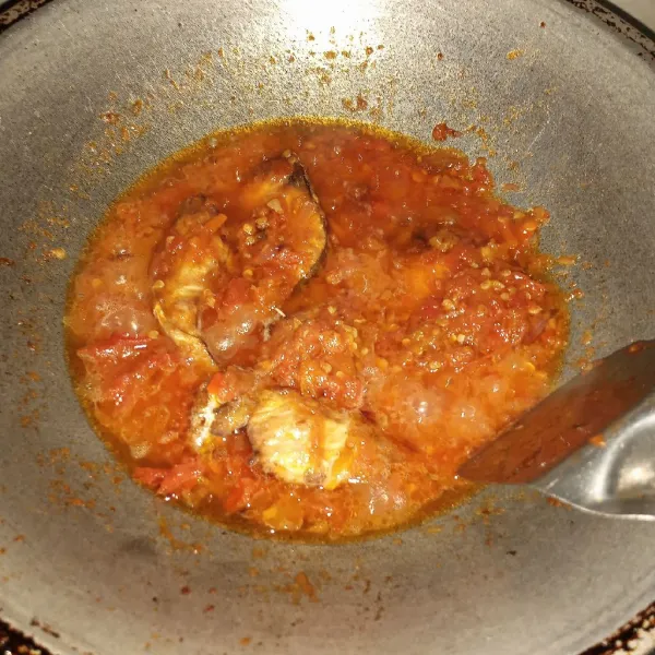 Masukkan ikan asap goreng, masak beberapa saat. Tuang air, masak sampai mengental. Cek rasa, matikan api.