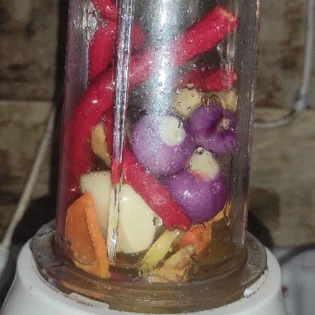 Blender halus cabe, bawang merah, bawang putih, jahe, kunyit dan lengkuas tambahkan minyak secukupnya saja.