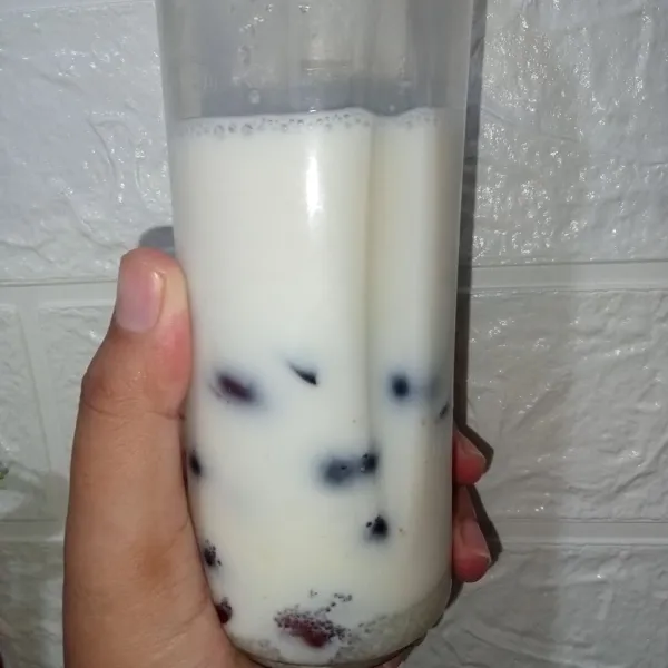 Tuang susu uht dan whipped cream cair.