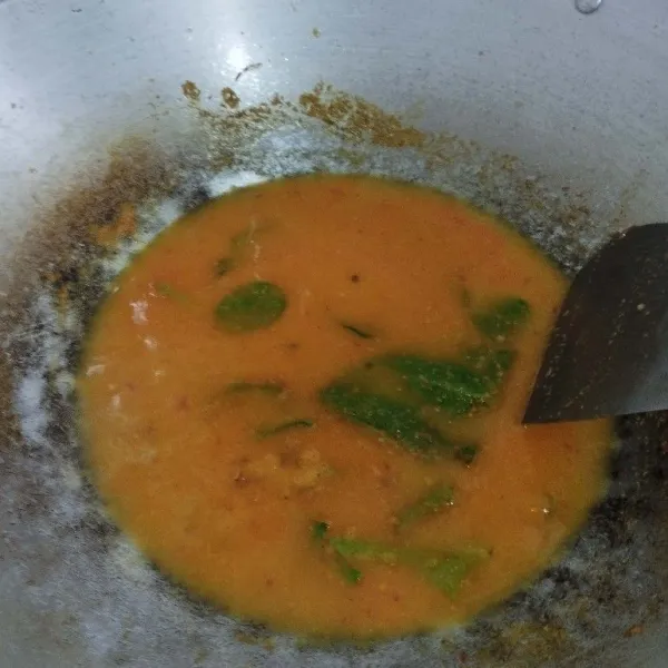 Tuang air ke dalam tumisan bumbu. Aduk -aduk.