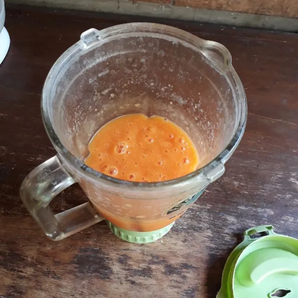 Blender hingga halus dan sajikan.