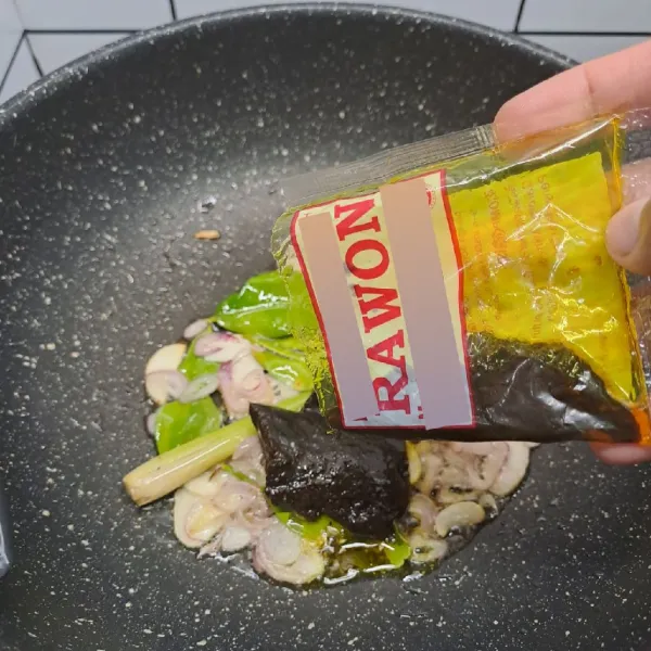Masukkan bumbu rawon, tumis sebentar sampai rata.