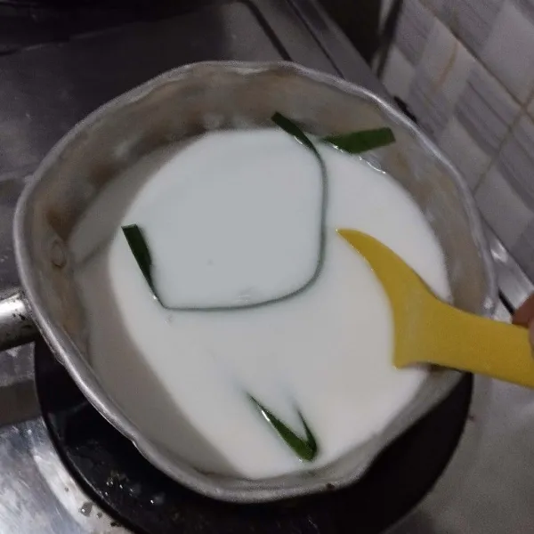 Panaskan di atas kompor, aduk terus.