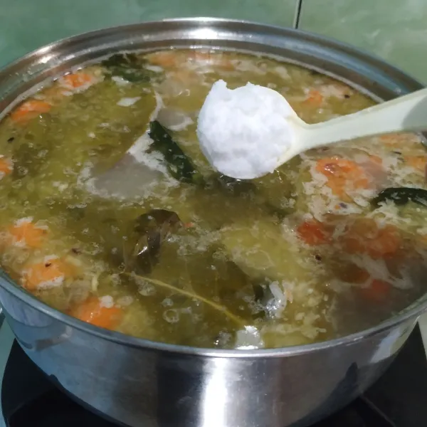 Beri garam, gula pasir dan penyedap.
