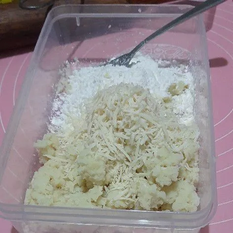 tambahkan keju parut,uleni hingga rata