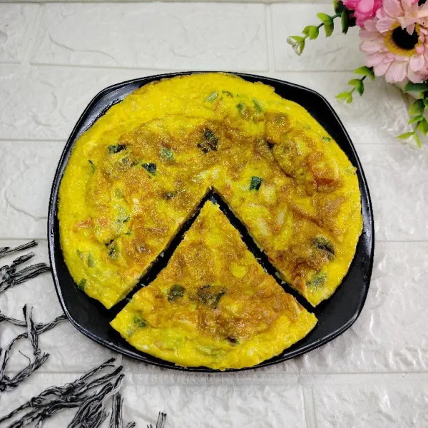 Potong telur dadar sesuai selera. Tata di piring dan sajikan.