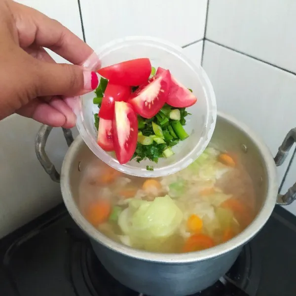 Tambahkan irisan tomat, bawang pre dan seledri. Koreksi rasa lalu sajikan