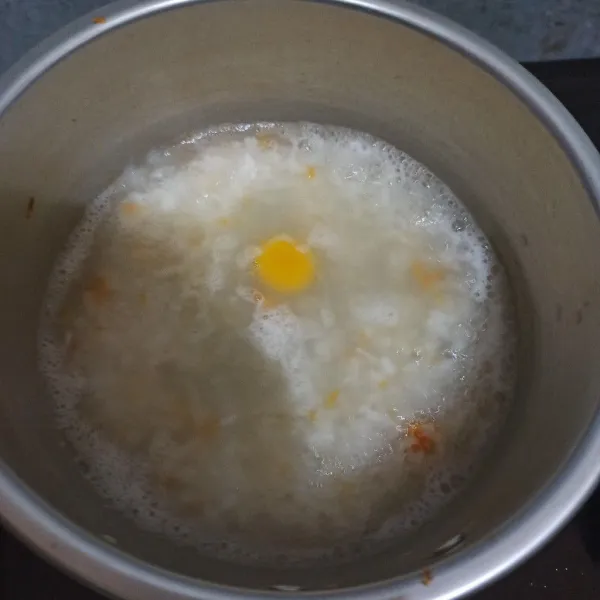 Masukkan wortel parut, bawang putih parut, telue puyuh, hati ayam bubuk dan tempe bubuk. Aduk rata. Tunggu sampai air mulai menyusut