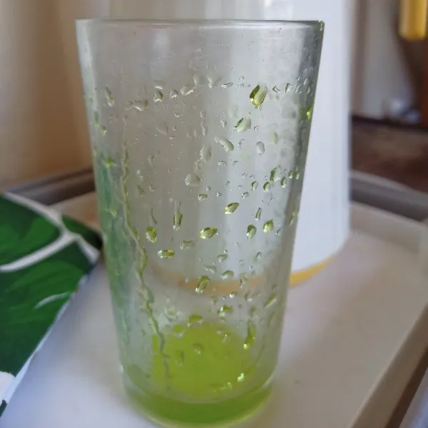Tuang 2 sendok makan sirup rasa melon ke dalam gelas.