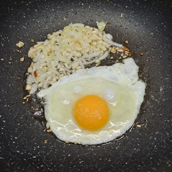 Masukkan telur, buat orak arik telur.
